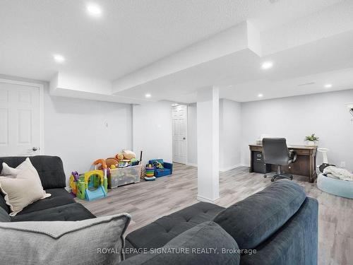 402 Dickens Dr, Oshawa, ON - Indoor Photo Showing Other Room