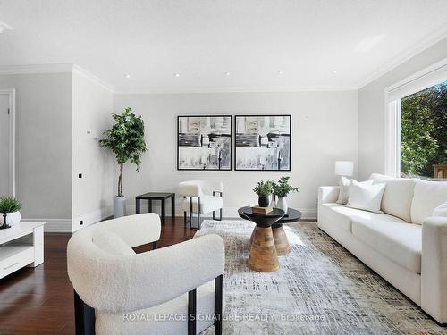 402 Dickens Dr, Oshawa, ON - Indoor Photo Showing Living Room