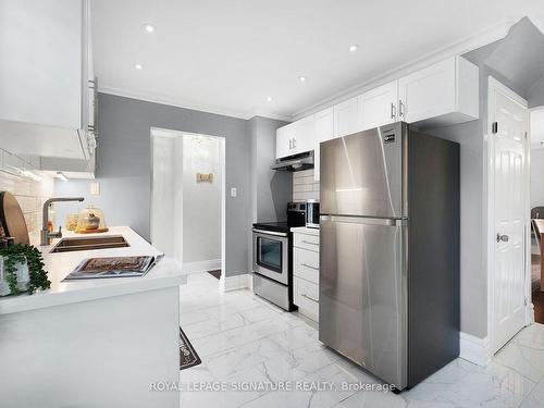 402 Dickens Dr, Oshawa, ON - Indoor Photo Showing Kitchen