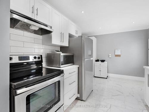 402 Dickens Dr, Oshawa, ON - Indoor Photo Showing Kitchen