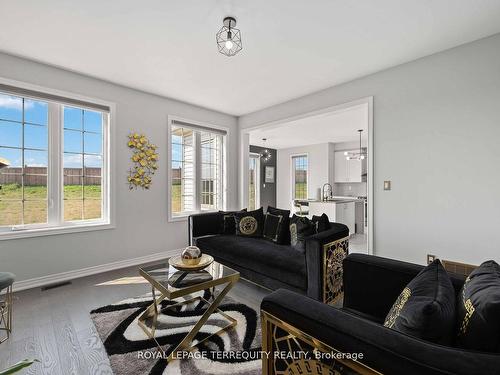 316 Windfields Farm Dr W, Oshawa, ON - Indoor Photo Showing Living Room