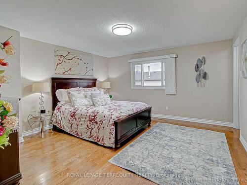 40 Sunshine Dr, Richmond Hill, ON - Indoor Photo Showing Bedroom