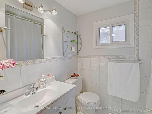 40 Sunshine Dr, Richmond Hill, ON - Indoor Photo Showing Bathroom