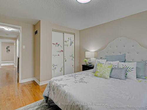 40 Sunshine Dr, Richmond Hill, ON - Indoor Photo Showing Bedroom