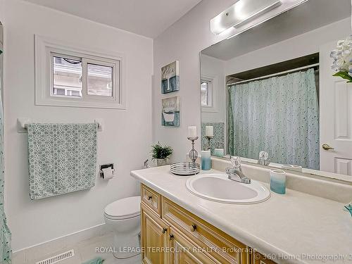 40 Sunshine Dr, Richmond Hill, ON - Indoor Photo Showing Bathroom