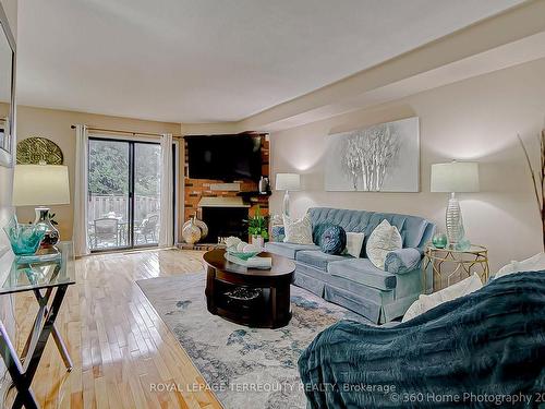 40 Sunshine Dr, Richmond Hill, ON - Indoor Photo Showing Living Room