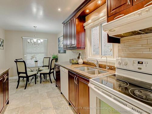 40 Sunshine Dr, Richmond Hill, ON - Indoor Photo Showing Kitchen With Double Sink