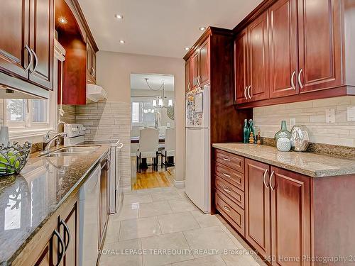 40 Sunshine Dr, Richmond Hill, ON - Indoor Photo Showing Kitchen With Double Sink