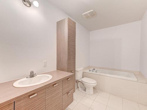 Salle de bains - 304-100 Rue Cartier, Saint-Lambert, QC - Indoor Photo Showing Bathroom