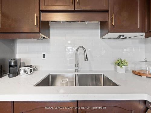 15-12 Whitedeer Rd, Hamilton, ON - Indoor Photo Showing Kitchen With Double Sink