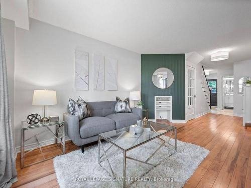 15-12 Whitedeer Rd, Hamilton, ON - Indoor Photo Showing Living Room