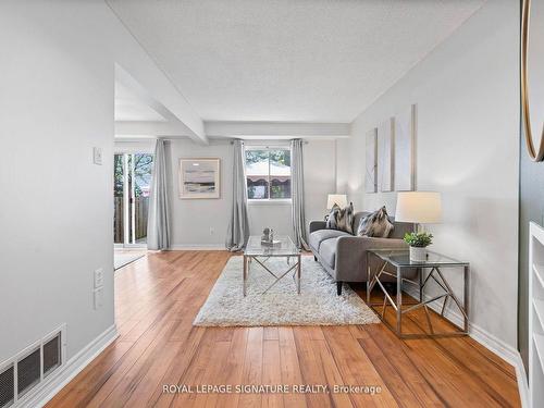 15-12 Whitedeer Rd, Hamilton, ON - Indoor Photo Showing Living Room