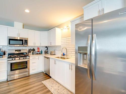 106-5546 Swallow Dr, Port Alberni, BC - Indoor Photo Showing Kitchen With Double Sink