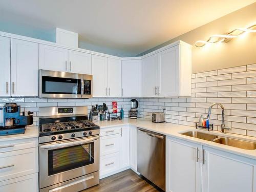 106-5546 Swallow Dr, Port Alberni, BC - Indoor Photo Showing Kitchen With Double Sink