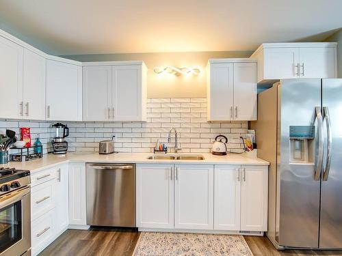 106-5546 Swallow Dr, Port Alberni, BC - Indoor Photo Showing Kitchen With Double Sink