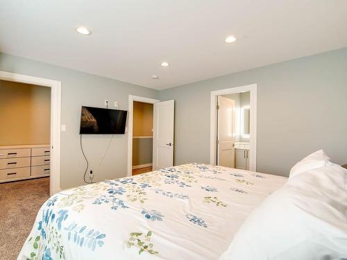 106-5546 Swallow Dr, Port Alberni, BC - Indoor Photo Showing Bedroom