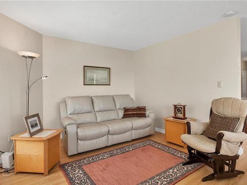 203B-670 Island Hwy South, Campbell River, BC - Indoor Photo Showing Living Room