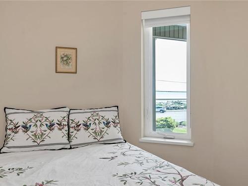 203B-670 Island Hwy South, Campbell River, BC - Indoor Photo Showing Bedroom