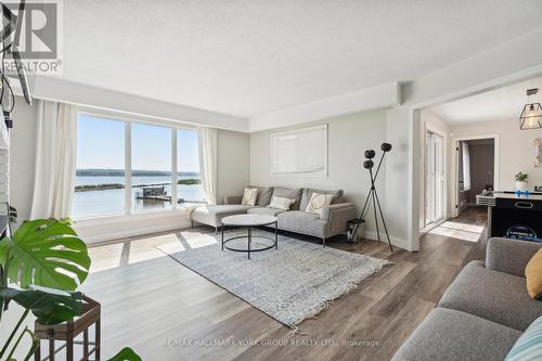 42 Lighthouse Crescent, Tay, ON - Indoor Photo Showing Living Room