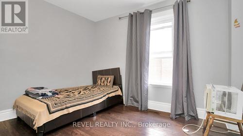 Upper - 33 Yale Street, London, ON - Indoor Photo Showing Bedroom