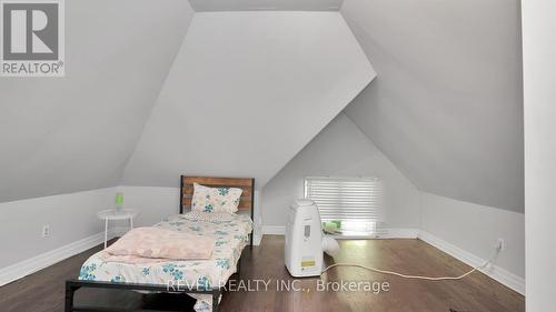 Upper - 33 Yale Street, London, ON - Indoor Photo Showing Bedroom