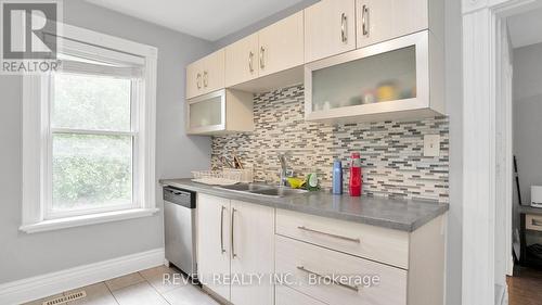 Upper - 33 Yale Street, London, ON - Indoor Photo Showing Kitchen With Double Sink