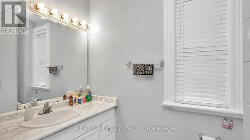 Upper - 33 Yale Street, London, ON - Indoor Photo Showing Bathroom