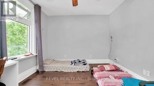 Upper - 33 Yale Street, London, ON - Indoor Photo Showing Bedroom