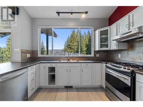 2592 Alpen Paradies Road Unit# 10, Blind Bay, BC - Indoor Photo Showing Kitchen With Double Sink