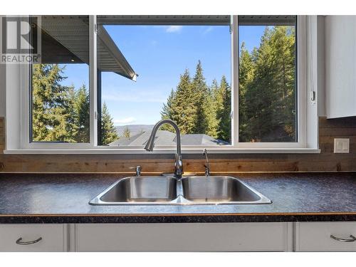 2592 Alpen Paradies Road Unit# 10, Blind Bay, BC - Indoor Photo Showing Kitchen With Double Sink