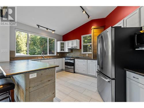 2592 Alpen Paradies Road Unit# 10, Blind Bay, BC - Indoor Photo Showing Kitchen