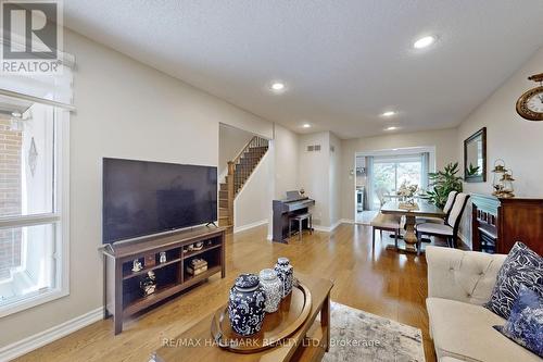 38 Rejane Crescent, Vaughan, ON - Indoor Photo Showing Living Room