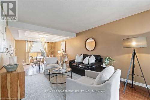 112 Stone Church Road W, Hamilton, ON - Indoor Photo Showing Living Room