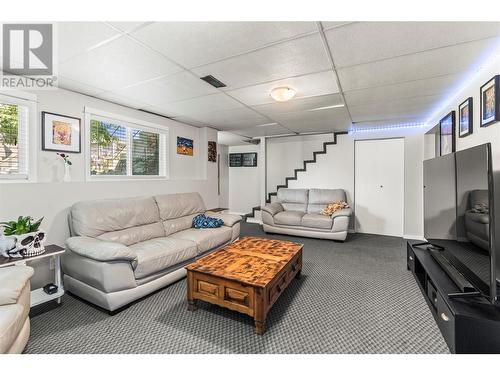 1404 41 Avenue, Vernon, BC - Indoor Photo Showing Living Room