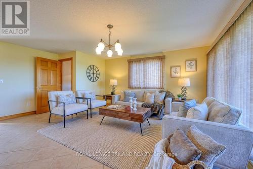 684284 Road 68 Road, Zorra, ON - Indoor Photo Showing Living Room