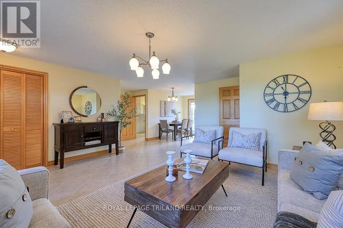 684284 Road 68 Road, Zorra, ON - Indoor Photo Showing Living Room