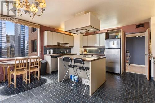 1002A, 500 Eau Claire Avenue Sw, Calgary, AB - Indoor Photo Showing Kitchen