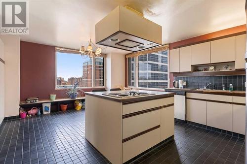 1002A, 500 Eau Claire Avenue Sw, Calgary, AB - Indoor Photo Showing Kitchen