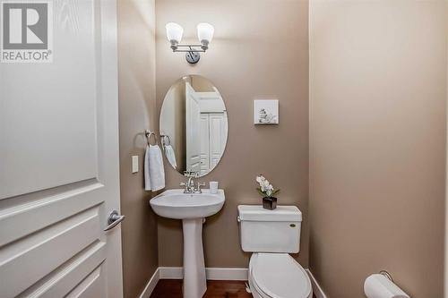 11 Crestridge Way Sw, Calgary, AB - Indoor Photo Showing Bathroom