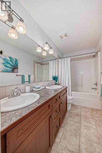 11 Crestridge Way Sw, Calgary, AB - Indoor Photo Showing Bathroom