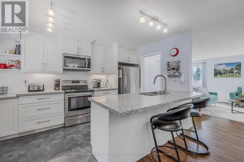 57 Holland River Boulevard, East Gwillimbury, ON - Indoor Photo Showing Kitchen With Double Sink With Upgraded Kitchen