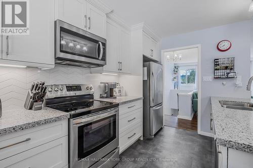 57 Holland River Boulevard, East Gwillimbury, ON - Indoor Photo Showing Kitchen With Double Sink With Upgraded Kitchen