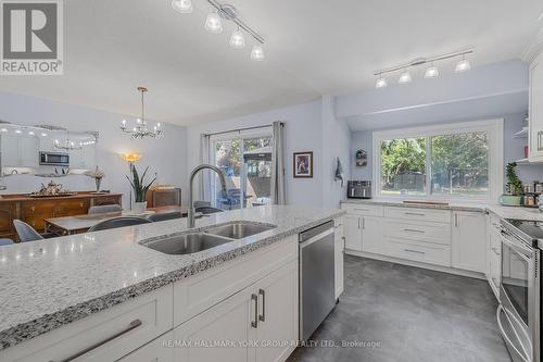 57 Holland River Boulevard, East Gwillimbury, ON - Indoor Photo Showing Kitchen With Double Sink With Upgraded Kitchen