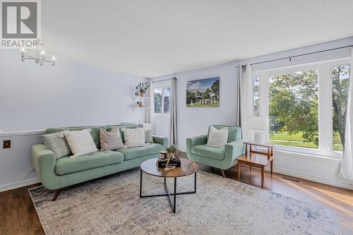 57 Holland River Boulevard, East Gwillimbury, ON - Indoor Photo Showing Living Room