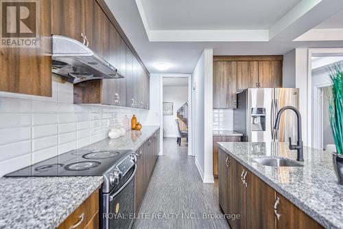 40 Conklin Crescent, Aurora, ON - Indoor Photo Showing Kitchen With Upgraded Kitchen