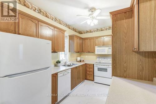 192 Silverbirch Boulevard, Hamilton, ON - Indoor Photo Showing Kitchen With Double Sink