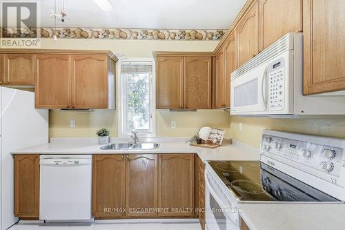 192 Silverbirch Boulevard, Hamilton, ON - Indoor Photo Showing Kitchen With Double Sink