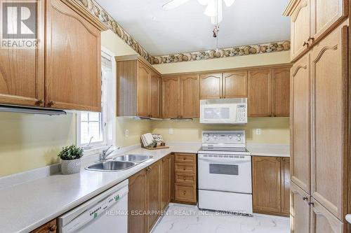 192 Silverbirch Boulevard, Hamilton, ON - Indoor Photo Showing Kitchen With Double Sink