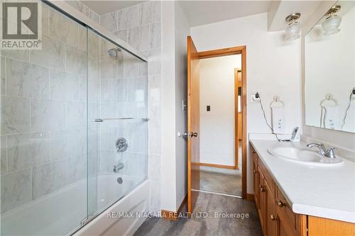 6702 Margaret Street, Niagara Falls, ON - Indoor Photo Showing Bathroom