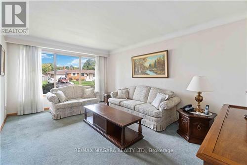 6702 Margaret Street, Niagara Falls, ON - Indoor Photo Showing Living Room